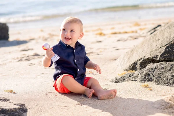 Een jaar oud babyjongen spelen op het strand — Stockfoto