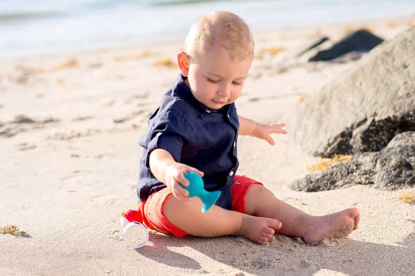 Jeden-letni chłopiec dziecko gra na plaży — Zdjęcie stockowe