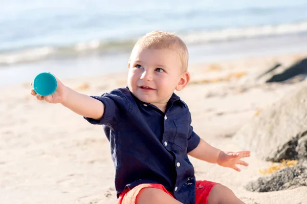 Een jaar oud babyjongen spelen op het strand — Stockfoto