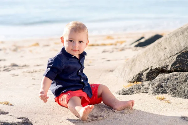 Un anno vecchio bambino ragazzo a il spiaggia — Foto Stock