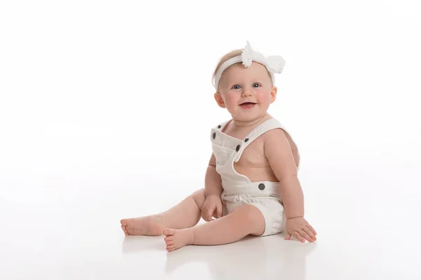 Sorrindo bebê menina vestindo macacão branco — Fotografia de Stock