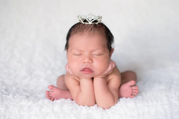 Новорожденная девочка носит крону принцессы со стразами — стоковое фото