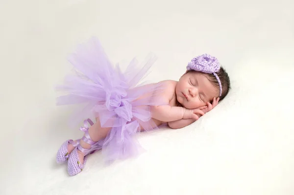 バレリーナ コスチュームで生まれたばかりの赤ちゃんの女の子 — ストック写真
