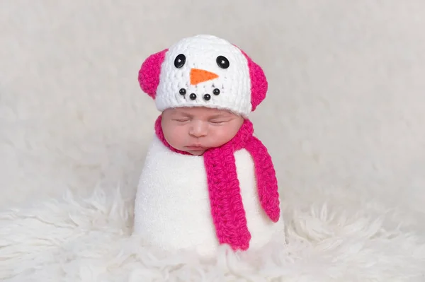 Nyfödd Baby flicka klädd en Snowgirl kostym — Stockfoto