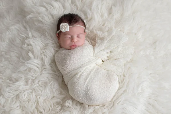 Обмотанная, спящая новорожденная девочка — стоковое фото