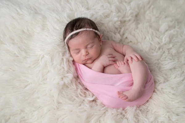 Обмотанная, спящая новорожденная девочка — стоковое фото