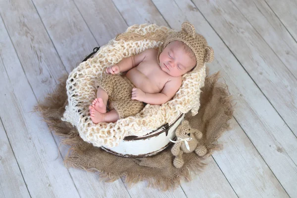 Bebé niño usando un sombrero de oso —  Fotos de Stock