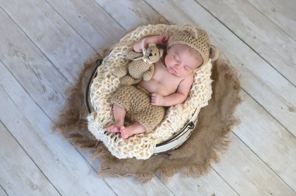 Bebé con sombrero de oso y juguete de oso de peluche —  Fotos de Stock