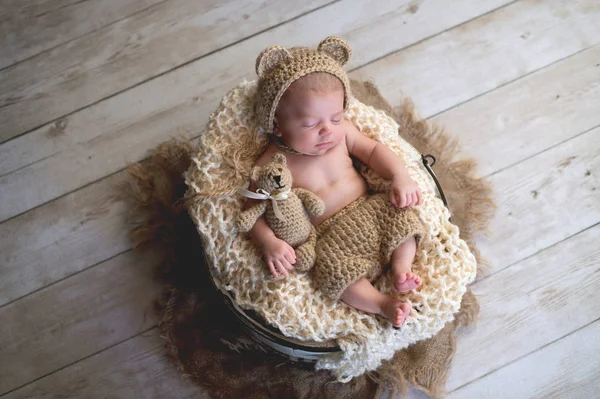 Bebé con sombrero de oso y juguete de oso de peluche —  Fotos de Stock