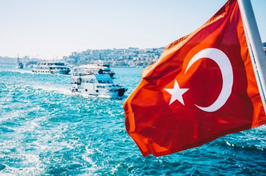 Su üzerinde tekneleri ve gemileri olan Türk bayrağı