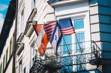 İsrail ve Usa birleşmeyi simgeleyen bayraklar