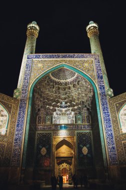 İran 'ın Esfahan kentindeki camii gece süslenmiş geleneksel fayanslarla aydınlandı
