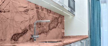 Paslanmaz çelik lavabo ve musluk mutfak oda içinde