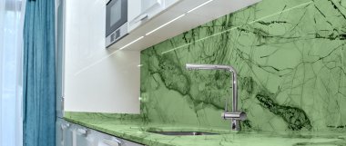 Paslanmaz çelik lavabo ve musluk mutfak oda içinde