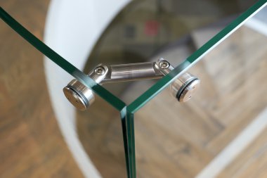 bağlantı parçaları, çerçevesiz cam cepheler ve duvarlar için.