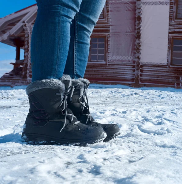 Obuty w zimowych butach stopy — Zdjęcie stockowe