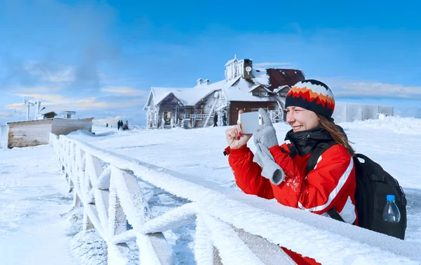 Młoda kobieta fotografowane góry zimą — Zdjęcie stockowe
