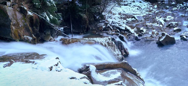 Маленький каскад со льдом и сосульками — стоковое фото