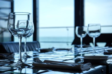 Restoranda boş bardaklar,