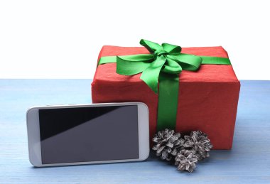 telefon tatil masaya yatıyor