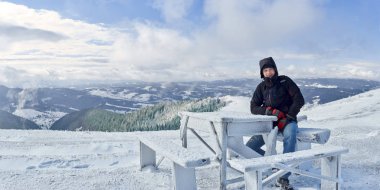 dağlarda bir masada bir adam oturuyor