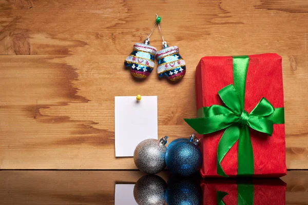 Bir hediye ve bir etiket Noel kutusu — Stok fotoğraf