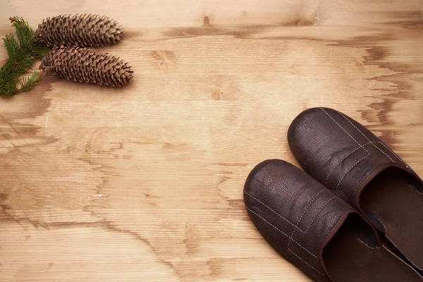 Zapatillas de deporte y un golpe en el suelo de madera —  Fotos de Stock