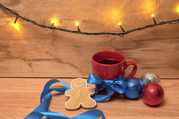 Boże Narodzenie skład z filiżanką kawy na drewnianym stole — Zdjęcie stockowe