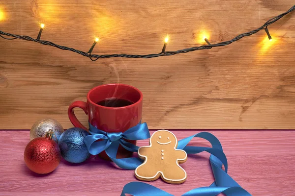 Boże Narodzenie skład z filiżanką kawy na drewnianym stole — Zdjęcie stockowe