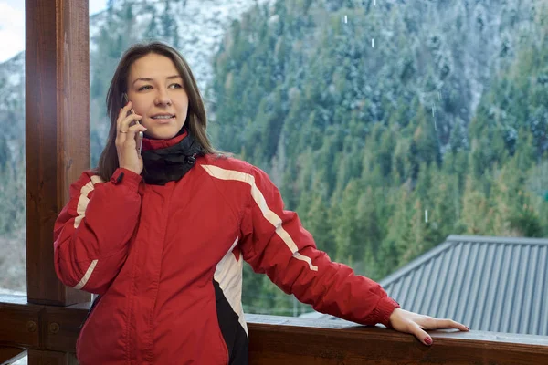 Счастливая женщина говорит по телефону зимой — стоковое фото