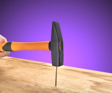 adam bir çivi bir çekiç ile çekiç.