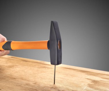 adam bir çivi bir çekiç ile çekiç.