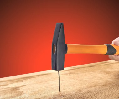 adam bir çivi bir çekiç ile çekiç.