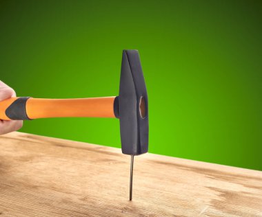 adam bir çivi bir çekiç ile çekiç.