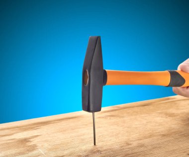 adam bir çivi bir çekiç ile çekiç.