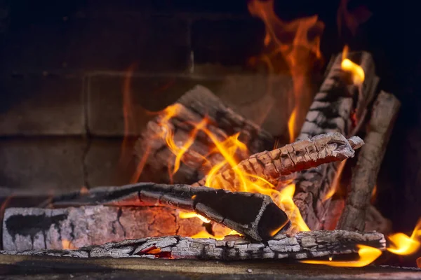 Allumé le feu pour barbecue — Photo