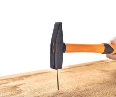 adam bir çivi bir çekiç ile çekiç.