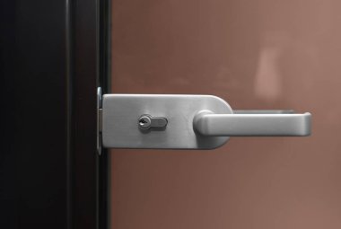 Modern, çağdaş saten sapı ve anahtar deliği detayı