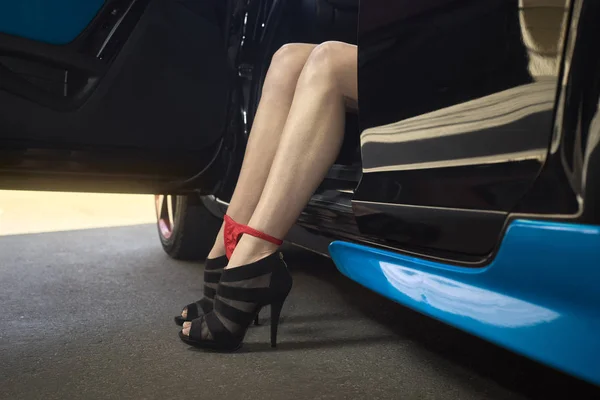 Sexy hembra piernas en un coche —  Fotos de Stock