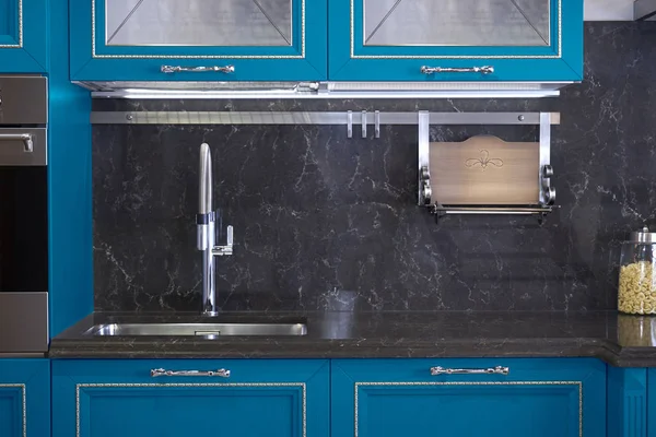 Раковина и кран из нержавеющей стали в кухне — стоковое фото