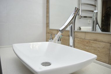 lavabo karıştırıcı dokunun bir banyo ile