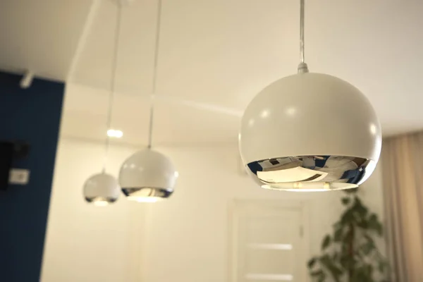Минималистская лампа в кухне студии — стоковое фото