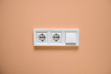 Priz ve anahtar bir renk duvar arka plan üzerinde