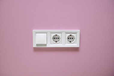 Priz ve anahtar bir renk duvar arka plan üzerinde