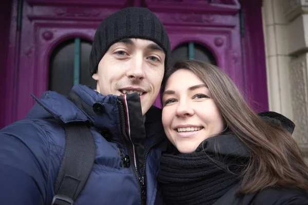 Selfie kapılar ve arka plan üzerinde aşık çift yapar — Stok fotoğraf