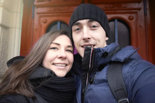 Selfie kapılar ve arka plan üzerinde aşık çift yapar — Stok fotoğraf