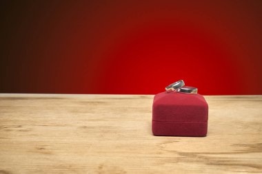 Alyans ve takı kutusu ahşap bir masa üzerinde