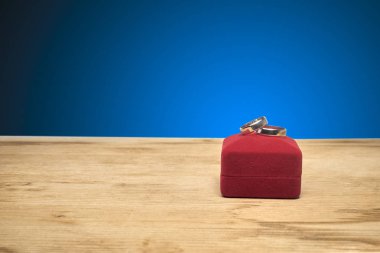 Alyans ve takı kutusu ahşap bir masa üzerinde