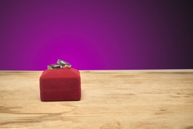 Alyans ve takı kutusu ahşap bir masa üzerinde