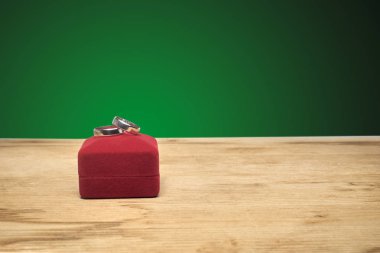 Alyans ve takı kutusu ahşap bir masa üzerinde